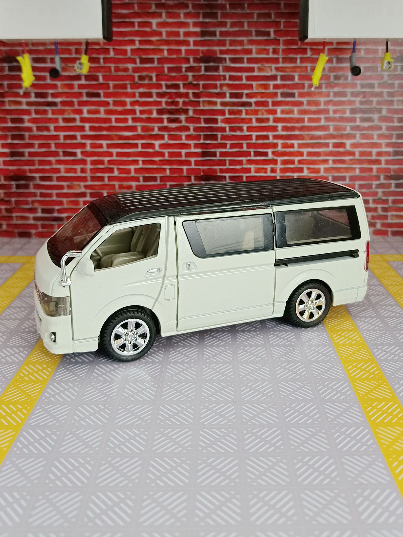 1:32 simulation Toyota Hiace a - Decor Lighting Returns review and price