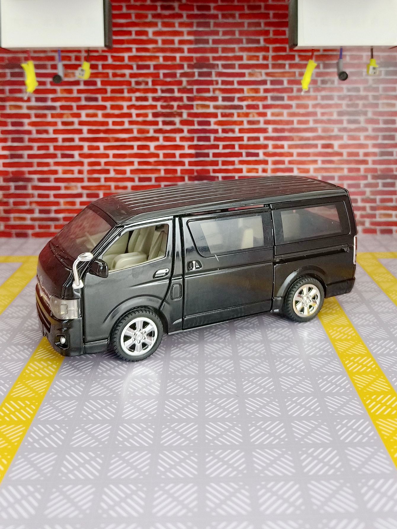 1:32 simulation Toyota Hiace a - Decor Lighting Returns review and price