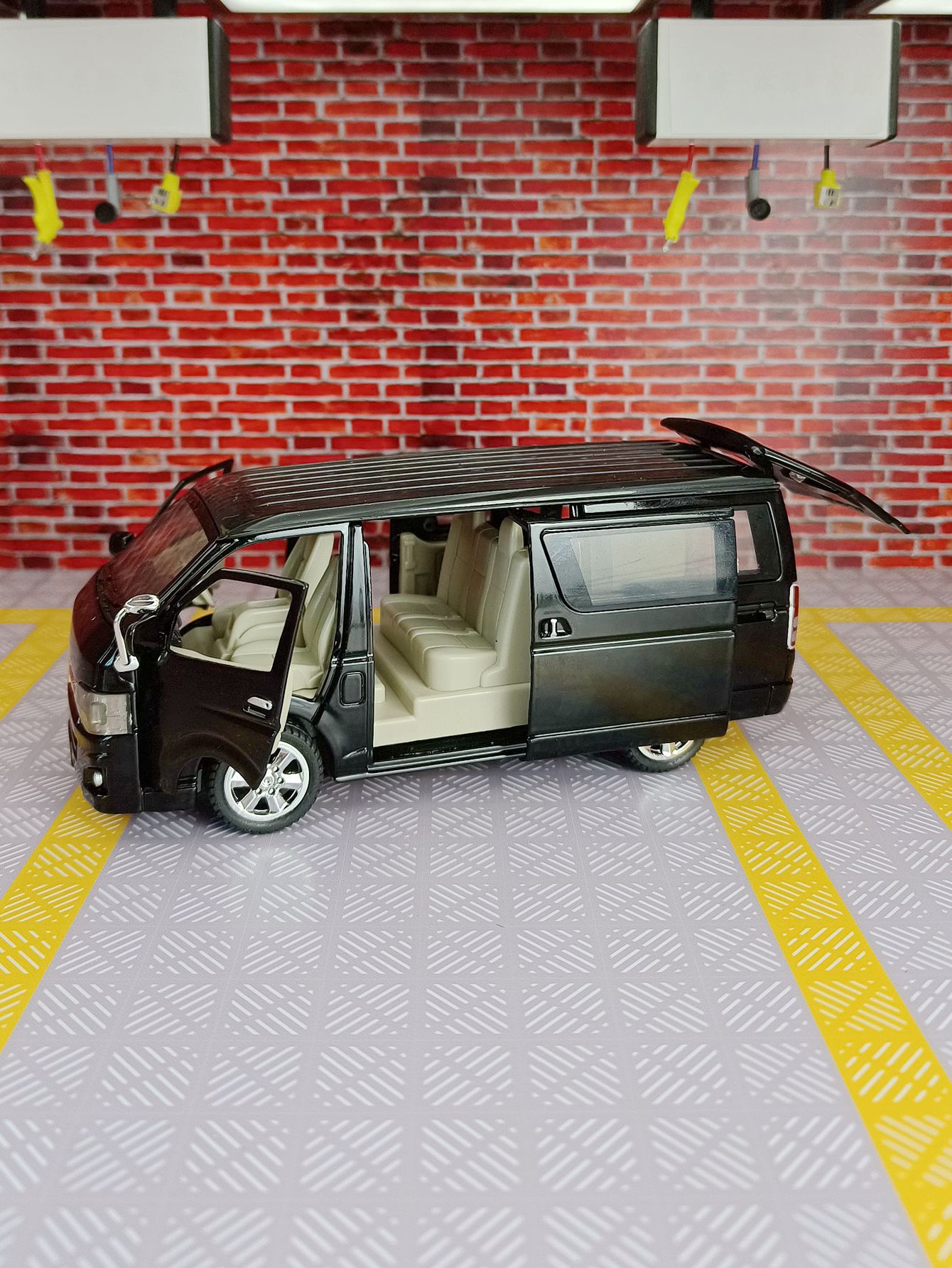 1:32 simulation Toyota Hiace a - Decor Lighting Returns review and price