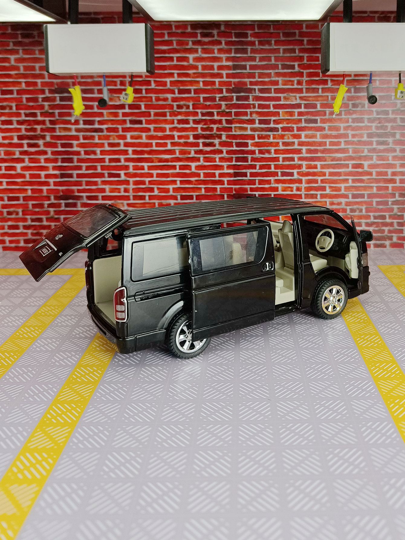 1:32 simulation Toyota Hiace a - Decor Lighting Returns review and price